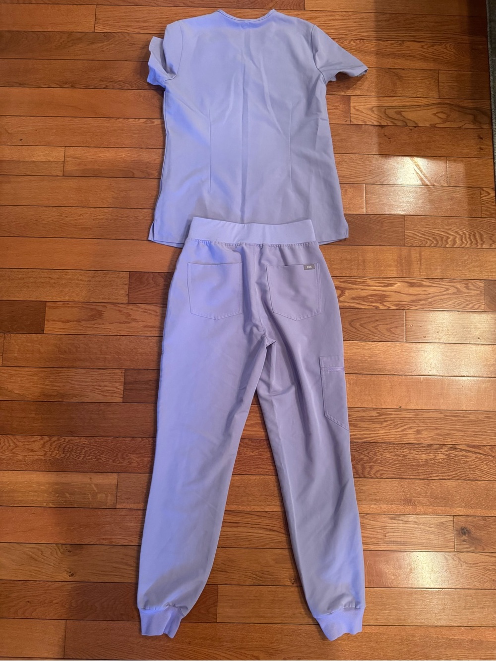 FIGS Women’s Scrub Set - Lavender Dew - XS - EUC (Casma Top & Zamora Joggers) - Picture 7 of 8
